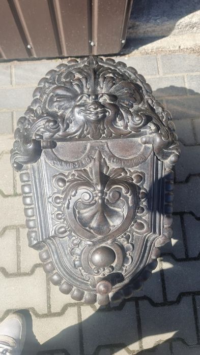 Żeliwna węglarka w stylu secesyjnym
