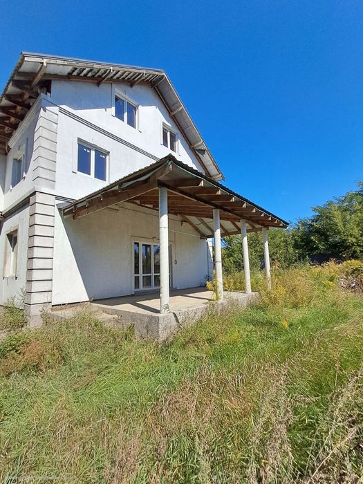 Капітальний будинок 270 м² із панорамним світлом та столітніми дубами