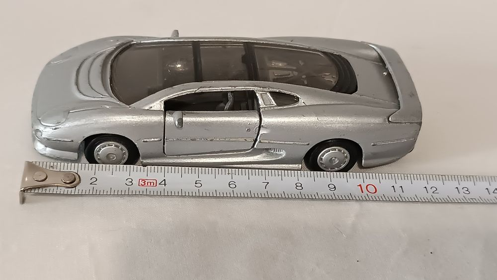 Carro Jaguar XJ220. Da Maisto. Escala 1/40
