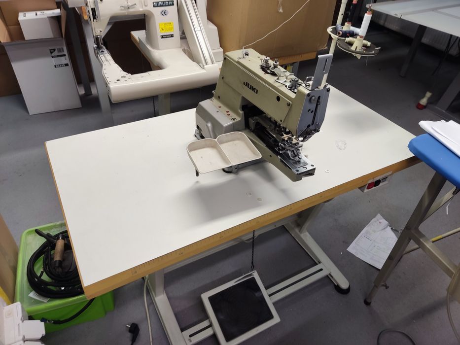 Guzikarka Juki MB 373.