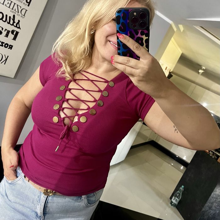 Nowa bluzka La Pia – fuksja, sznurowany dekolt, kobiecy fason!