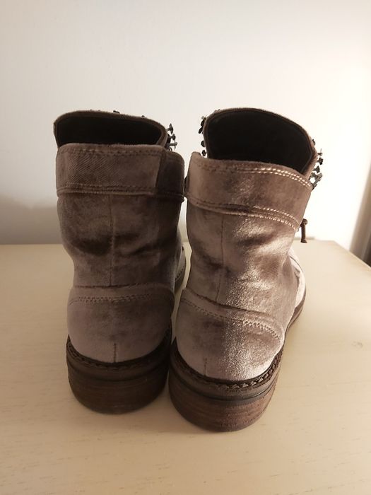 Botins de veludo de cor nude