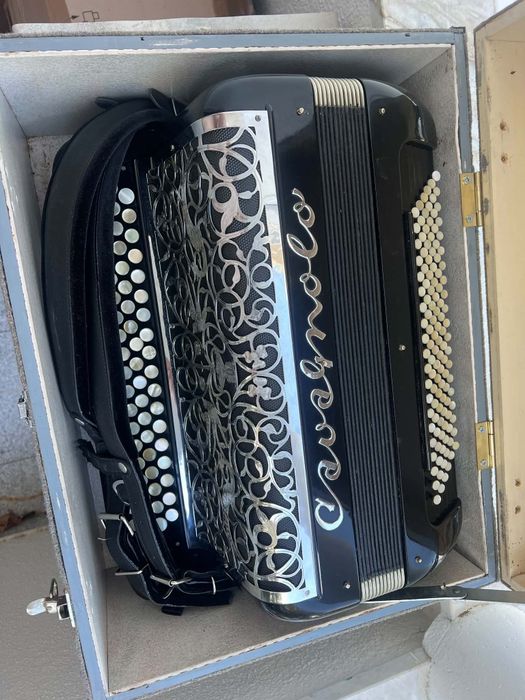 Acordeão Cavagnolo à 4a Voz, 120 baixos — Bom Estado - Com saco e correias novas
