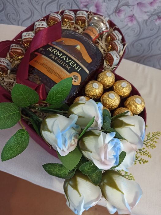 Подарочные наборы из конфет и коньяка с цветами ручной работы на все с