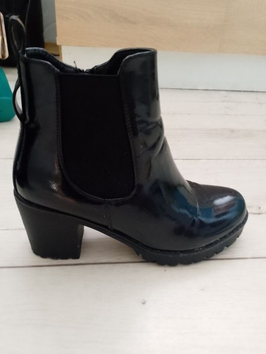 Lakierowane botki na stabilnym obcasie r.37