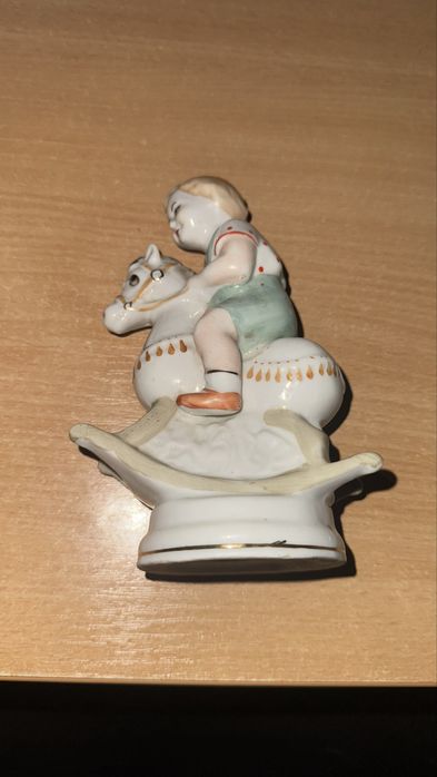 Продам фарфоровую статуетку мальчик на лошадке,всадник