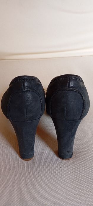 Sapatos de salto alto camurça Uterque azul escuro