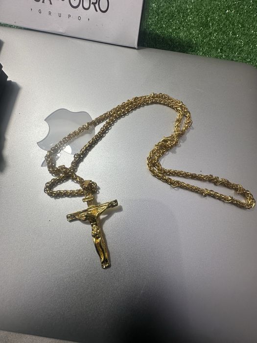 Fio em aço inoxidável com cruz dourada