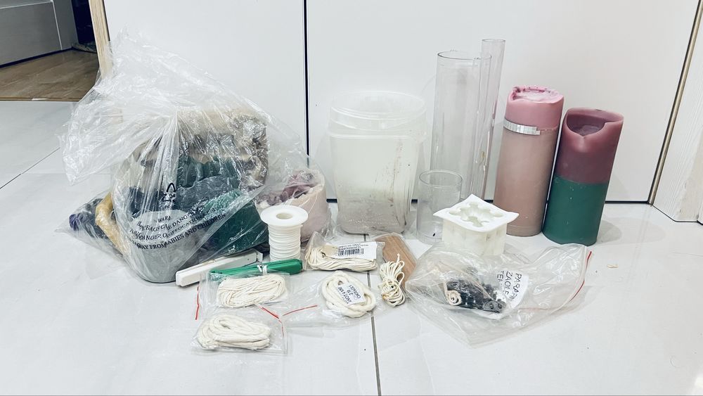 Wielka paka wosku i formy do robienia świec