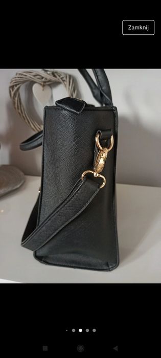 Czarna sztywna torba mieszcząca A4