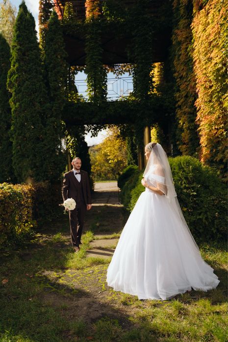 Біла весільна сукня