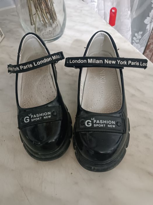 Продам гарні туфлі-лофери