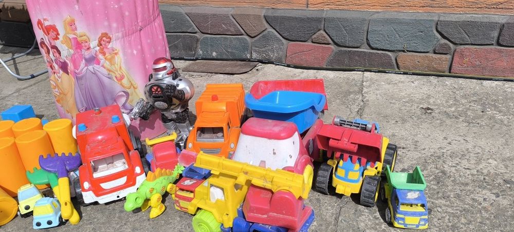 Віддам за 2 кіндера іграшки