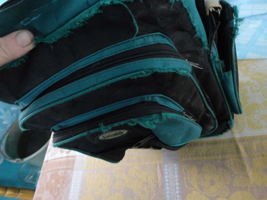 Рюкзак потребує ремонту.