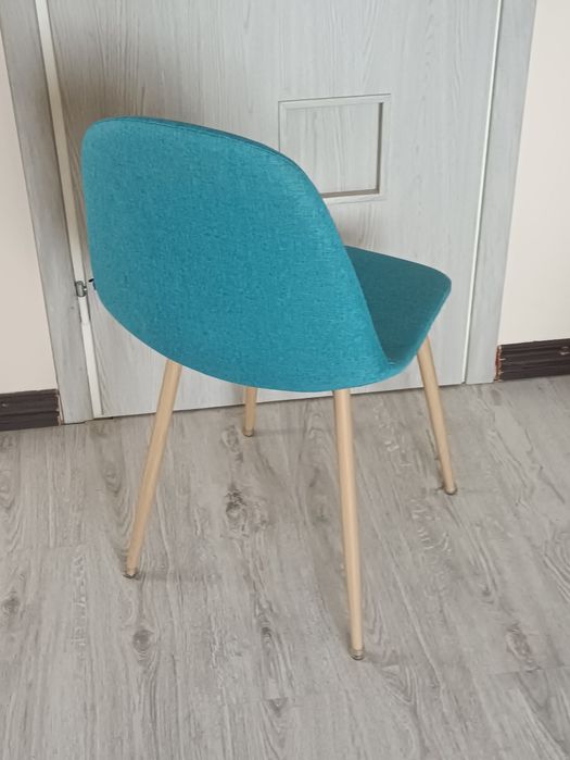 Krzesło Konsimo niebieskie wygodne do jadalni salonu design fotel