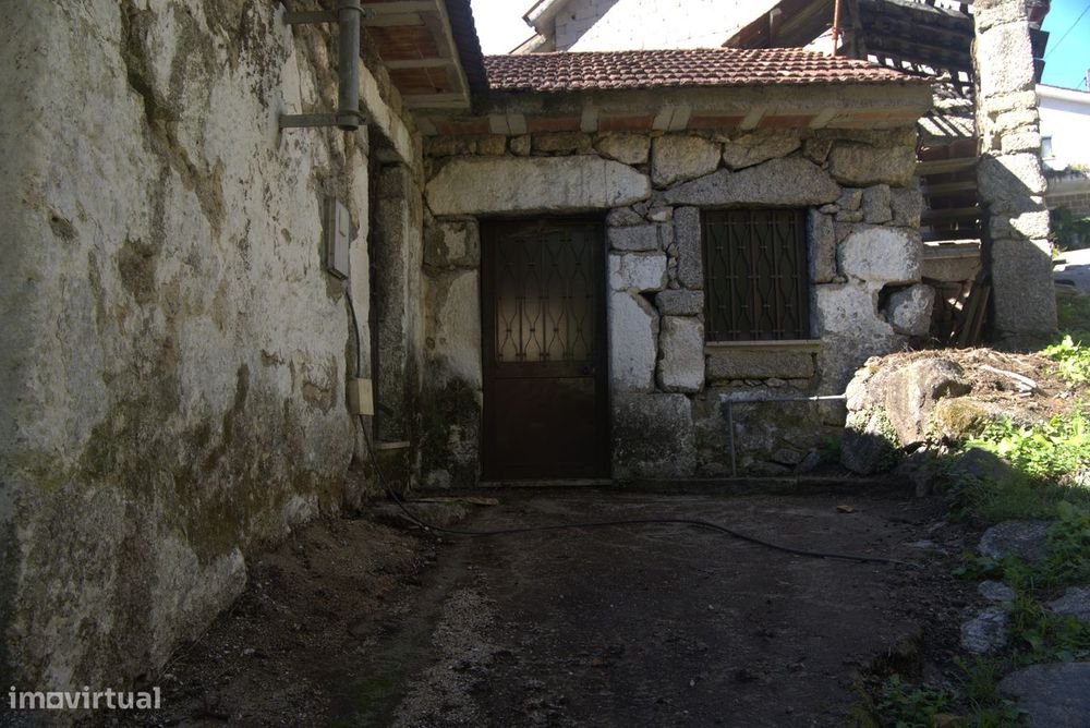 Moradia de Pedra com Terreno – Chamoim, Terras de Bouro