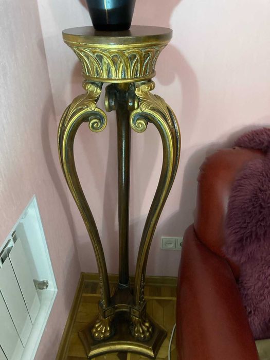 Підставка під квіти дерев'яна різьблена. Італія. 200 євро