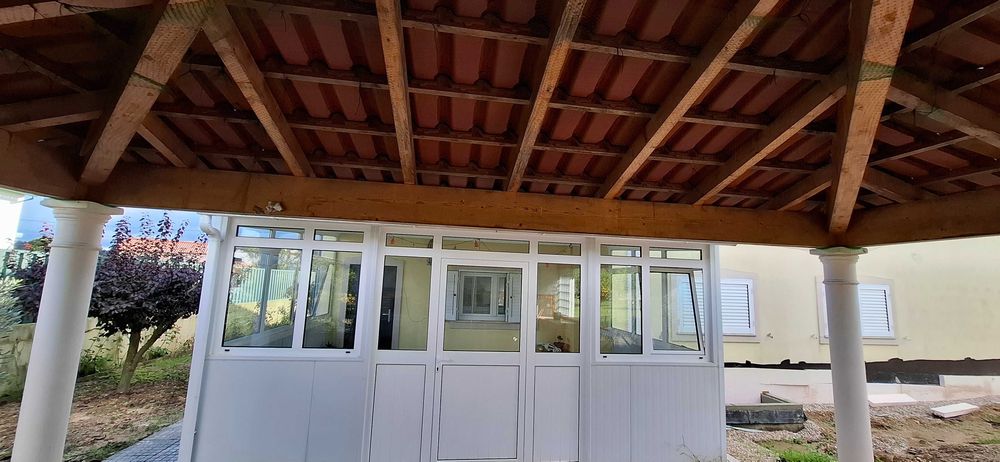 Telhado completeto em madeira com telhas