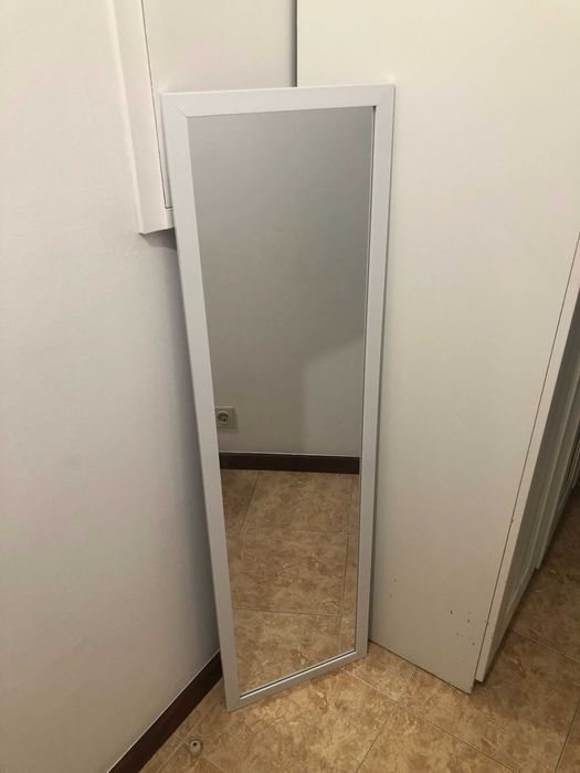 Vendo espelho com moldura branca