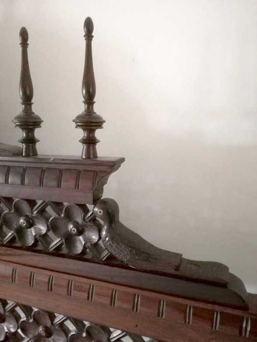 Cama antiga em madeira exótica