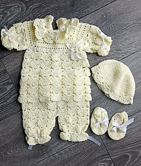 В'язаний костюм для новонародженої дівчинки