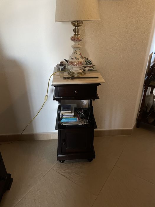 Mesa de apoio com tampo marmore