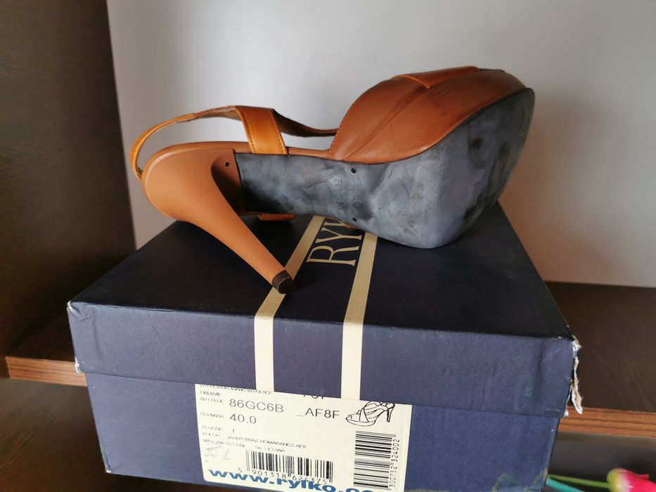 Buty skórzane Ryłko na koturnie z obcasem