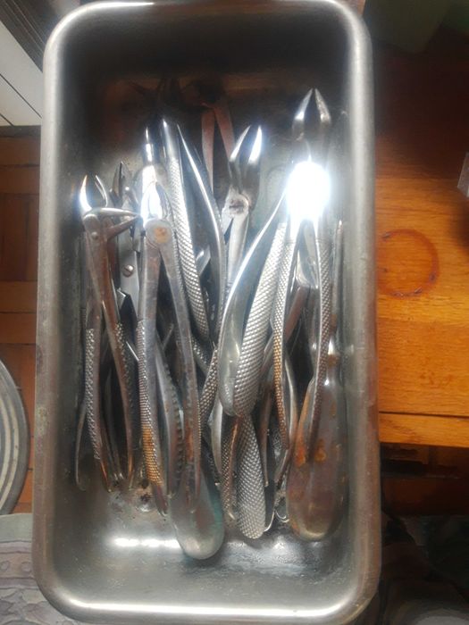 Fotel dentystyczny i inne akcesoria dentystyczne