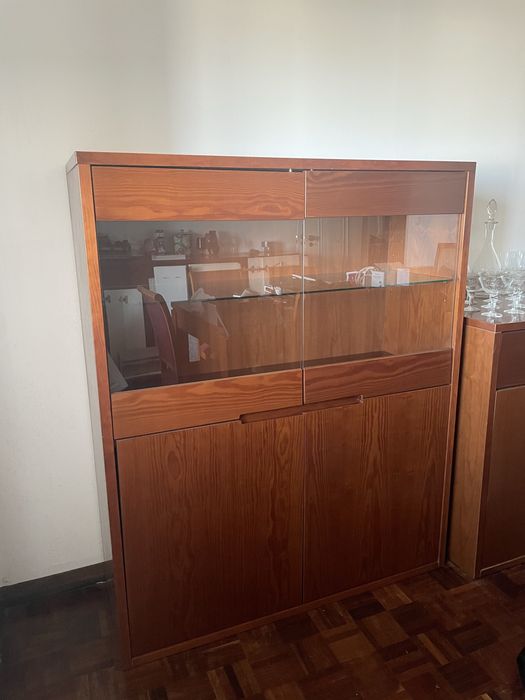 Louceiro em madeira com portas em vidro