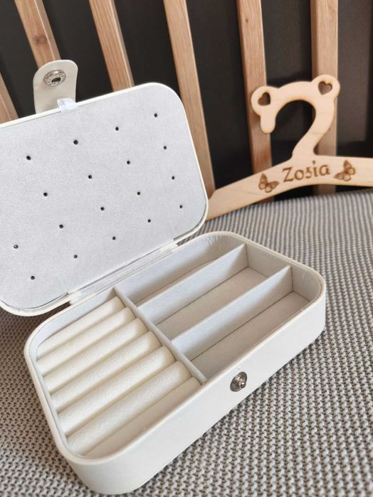 Beżowa kosmetyczka nowa na biżuterię kolczyki duża pojemna szkatułka