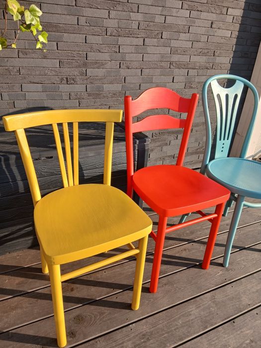 Stare odnowione krzesła, czerwone i niebieskie