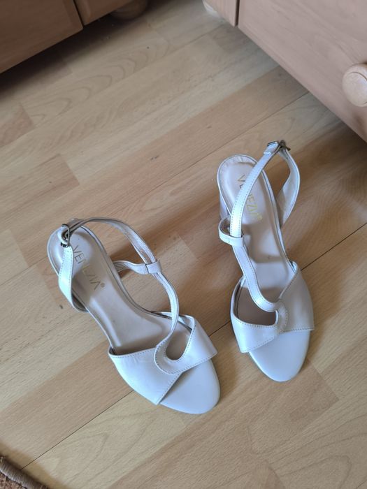 Jasnobeżowe buty Venezia rozmiar 38