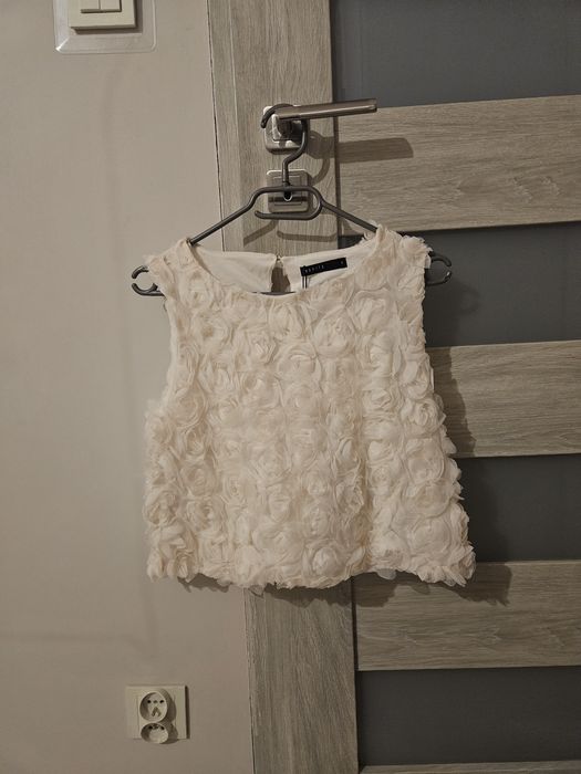 Top z mohito z pięknymi zdobieniami w kształcie różyczek