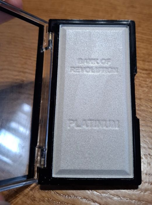 Rozświetlacz REVOLUTION kolor platinum