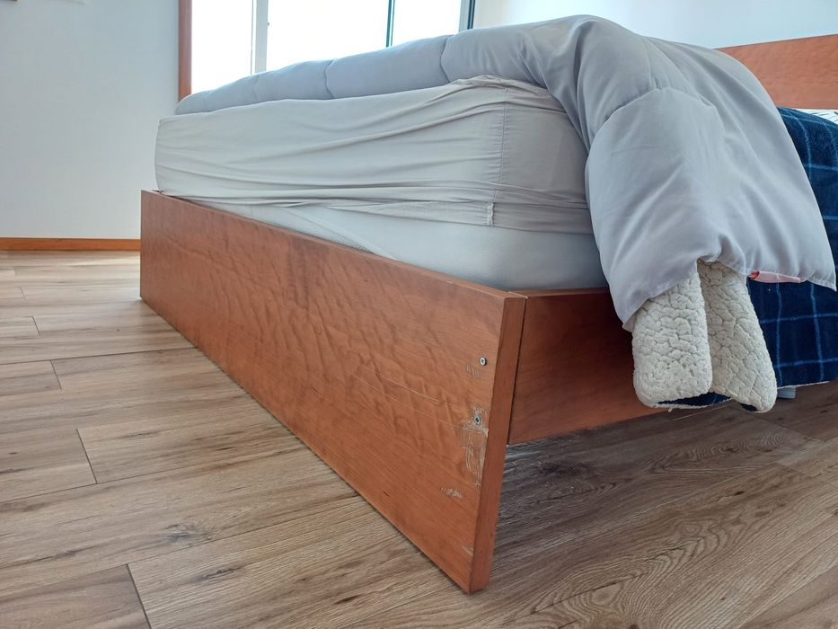 Cama casal, pouco uso ( sem colchão)