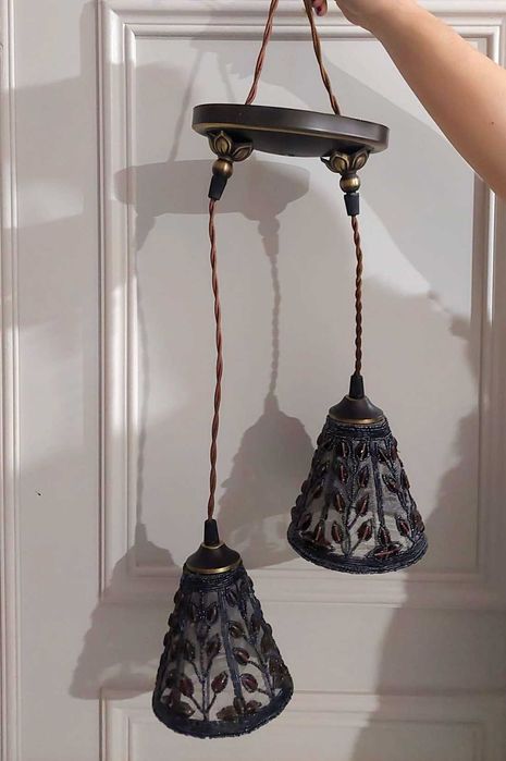 Candeeiro suspenso com abajur de pedras e miçangas