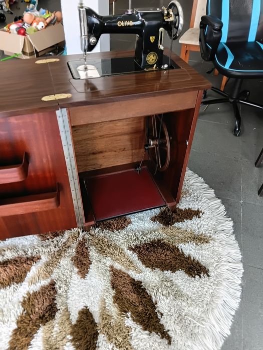 Máquina de costura OLIVA modelo CL 45  com movel ( a funcionar corretamente)