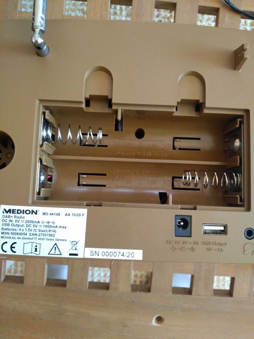 Radio estilo vintage que diz o nome das canções