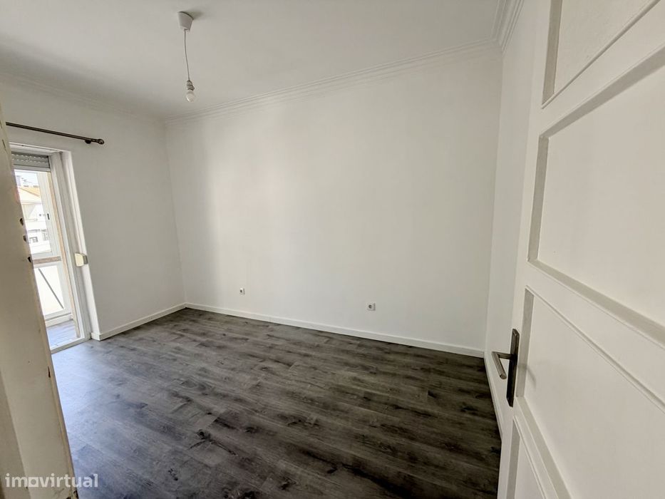 T2 remodelado na Damaia com varanda fechada e vista desafogada
