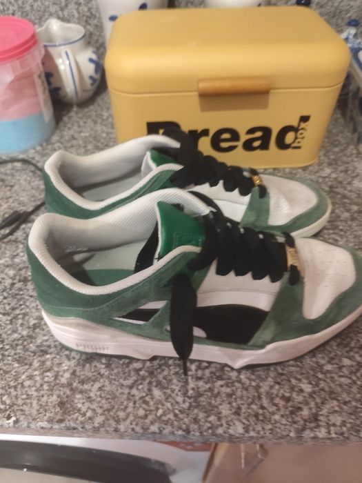 Sapatilhas puma verdes e pretas