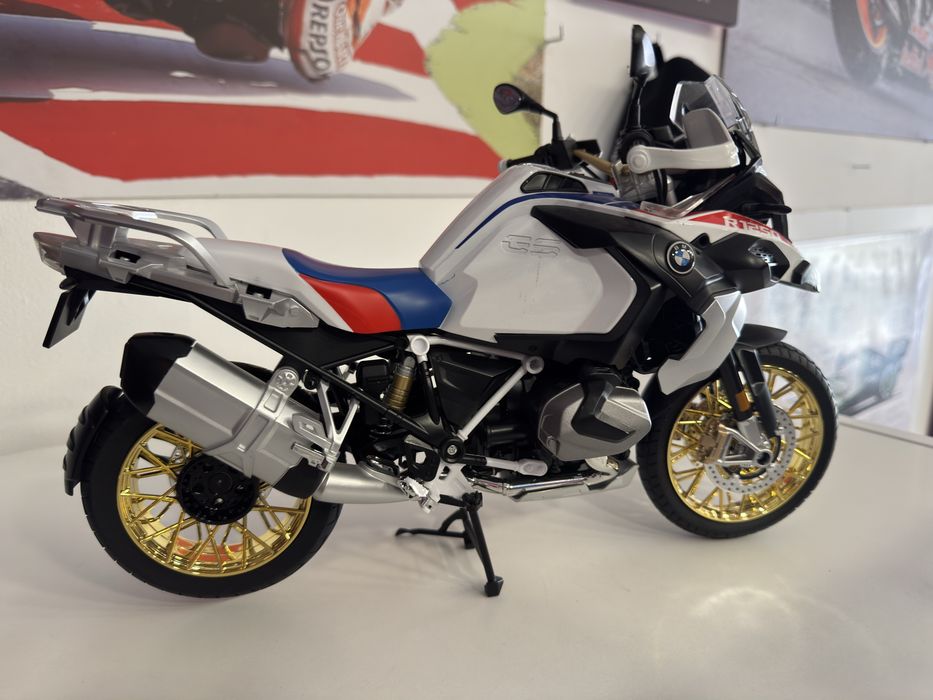 BMW GS 1250 R . Escala 1:6. Trabalha, acelera, deita fumo, luzes, apita, roda pneu, etc. espectacular e Brutal