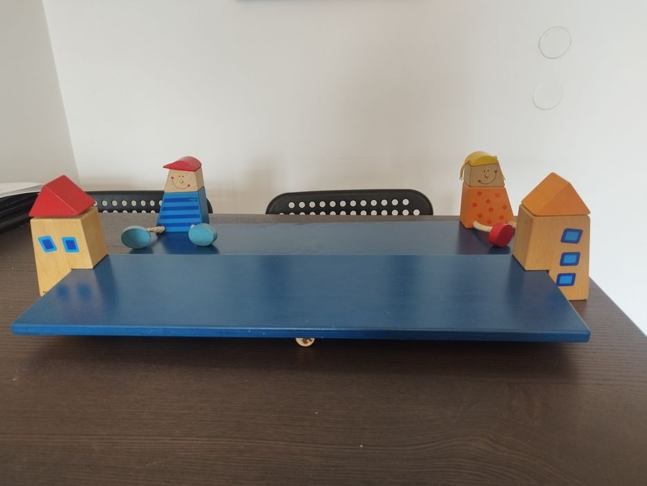 Duas estantes p/ quarto de criança