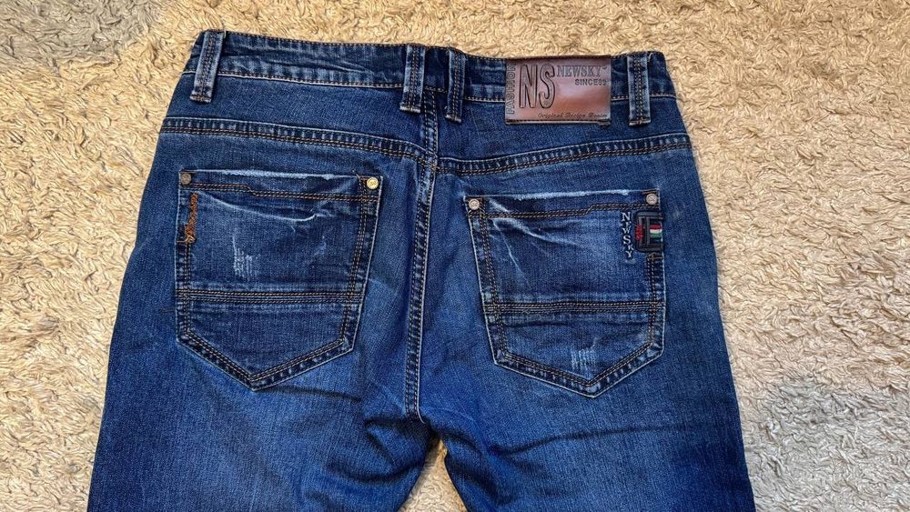 Джинси чоловічі синього кольору.