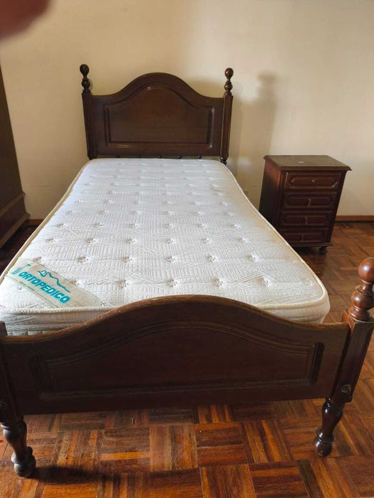 Cama Individual com mesa de cabeceira