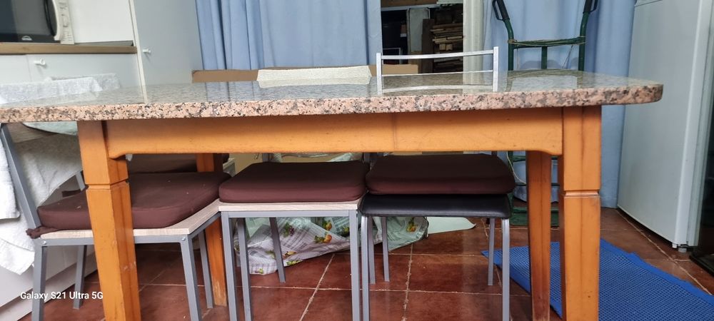 Mesa com tampo em mármore