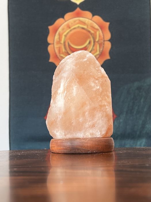 Luminária em pedra de sal dos Himalaias.