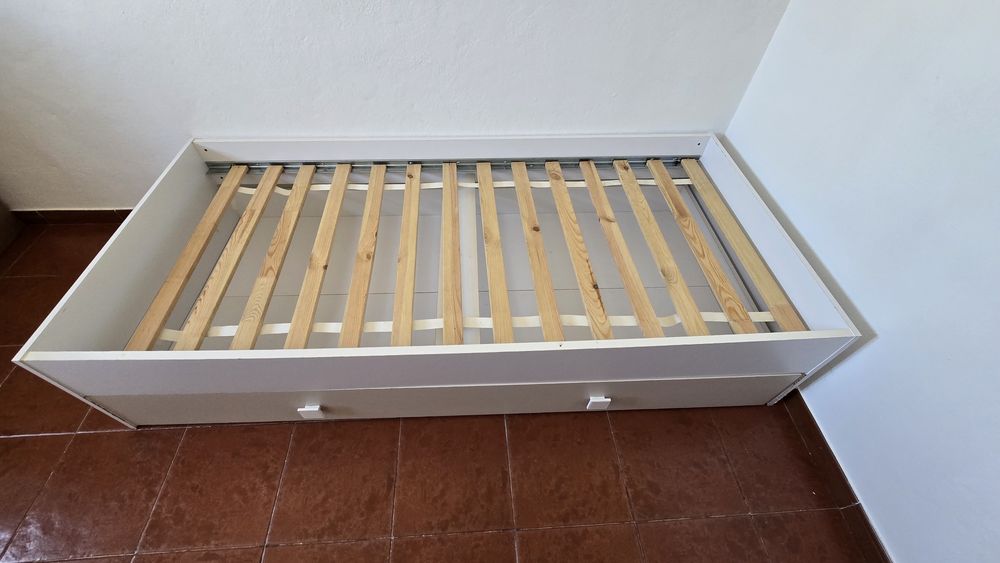 Cama de solteiro com arrumação