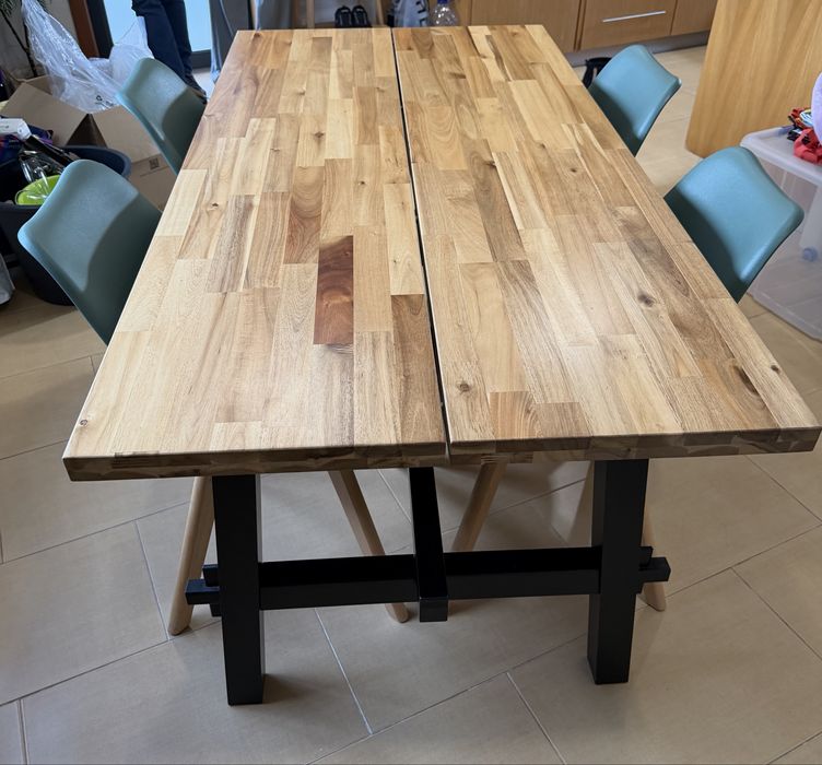 Mesa IKEA SKOGSTA com 4 cadeiras