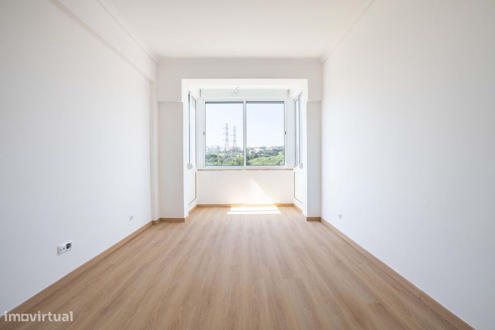 Moderno T2 Remodelado com Vista Desafogada na Calçada de Carriche