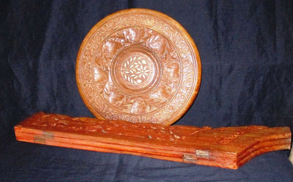 Mesa indiana dobrável em madeira exótica trabalhada com embutidos